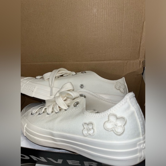 Adorable Flower low top Converse 🌸 🤍 Brand new with box!!🤍🤍 - Picture 8 of 8